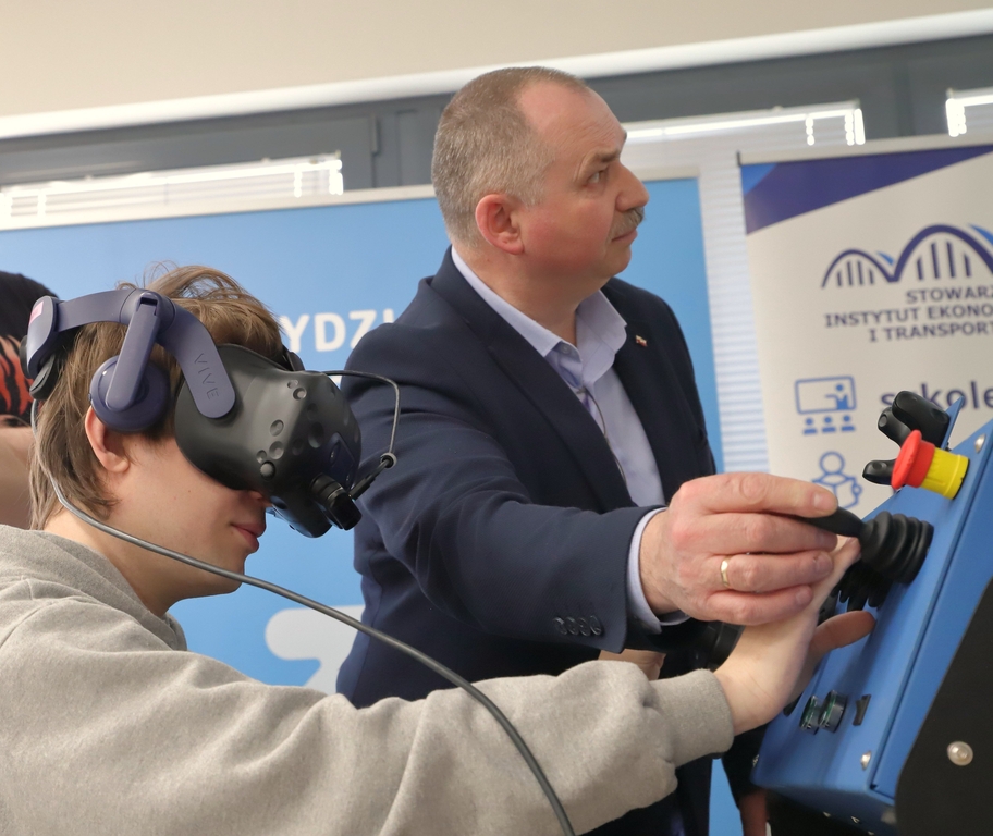 Uczestnicy na warsztacie z symulatorami