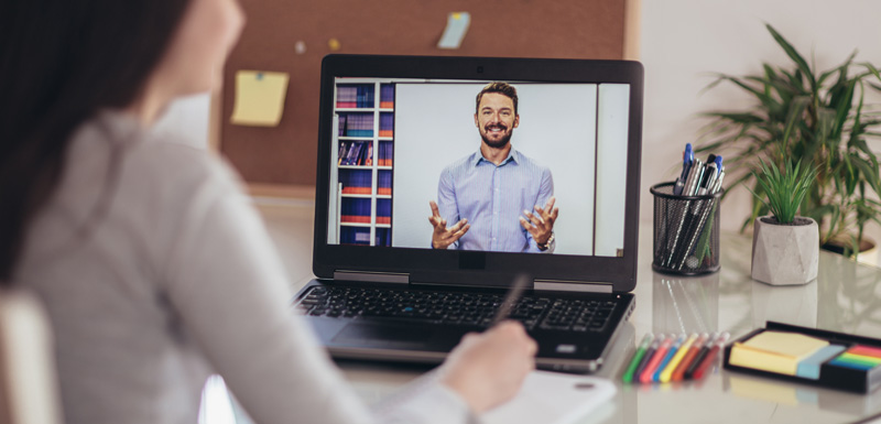 Wykład online - dziewczyna przed komputerem