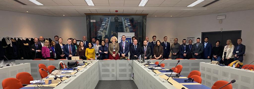 Grupa ludzi w sali konferencyjnej.