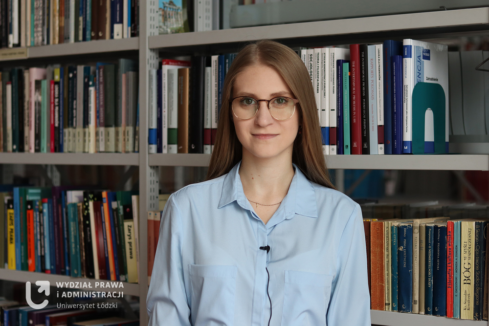 Doktorantka o długich blond włosach w okularach na nosie. Doktorantka o długich blond włosach w okularach na nosie.