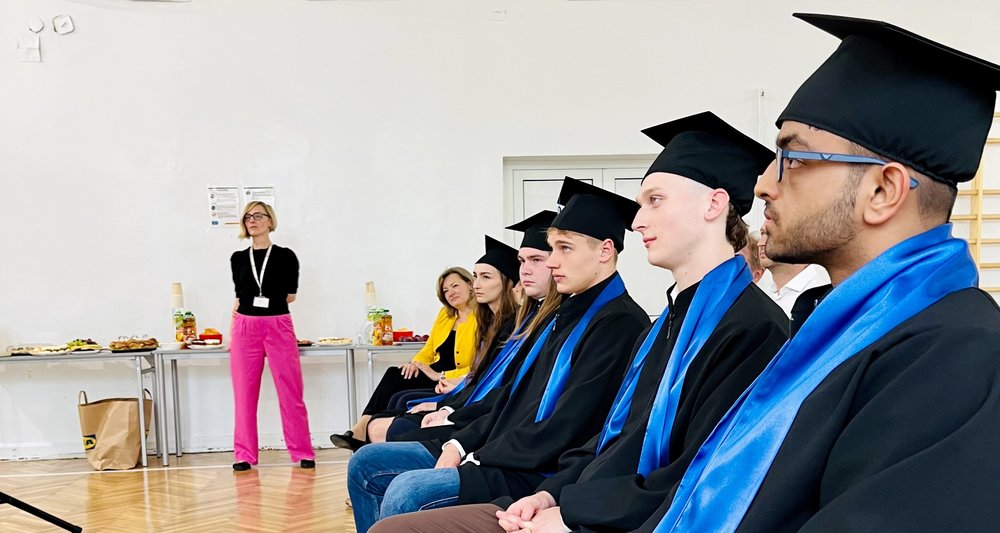 absolwenci podczas uroczystości