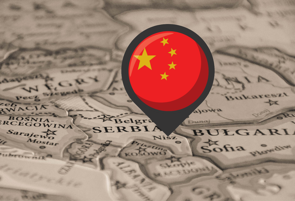 Pinezka z flagą Chin wbita w mapę Serbii