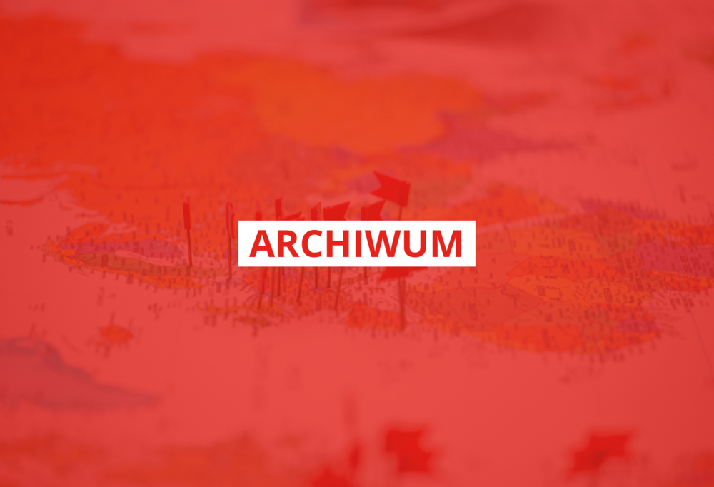 Czerwony napis "archiwum" w białej ramce na środku czerwonego tła/Red text "archive" in a white frame in the center of the red background