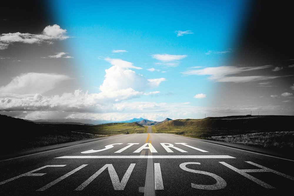 Zdjęcie drogi, na której widnieje napis: u góry start, na dole finish. 