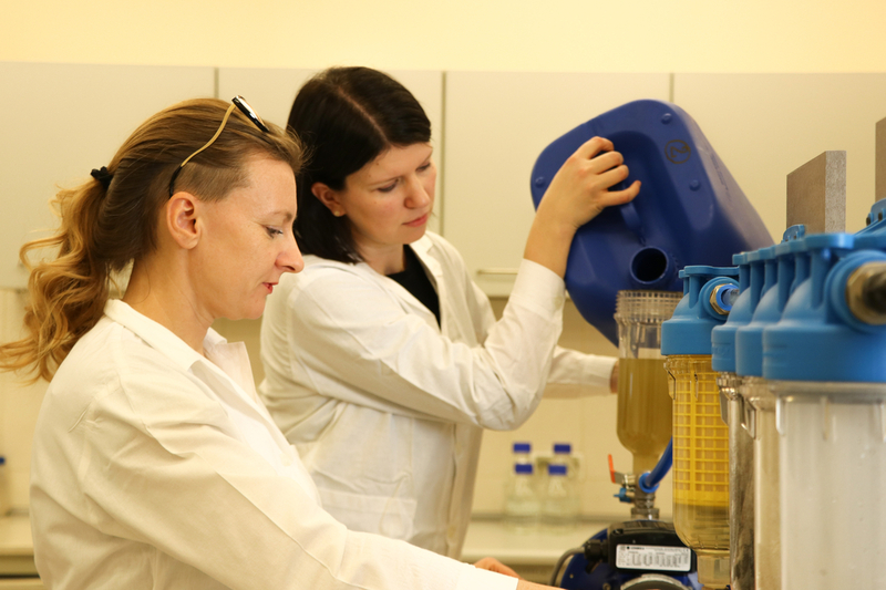 Dr Justyna Nawrocka i mgr inż. Urszula Świercz-Pietrasiak z Katedry Fizjologii i Biochemii Roślin przy prototypie samodzielnie skonstruowanego, podciśnieniowego układu przepływowego podczyszczającego odpady płynne