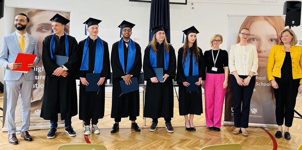 absolwenci podczas uroczystości