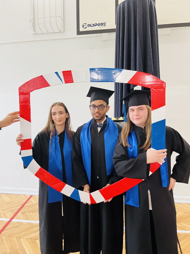 absolwenci podczas uroczystości