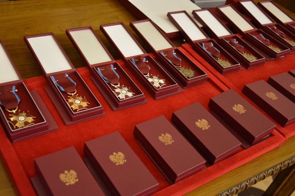 Zdjęcie przedstawiające krzyże zasługi leżące na stole 