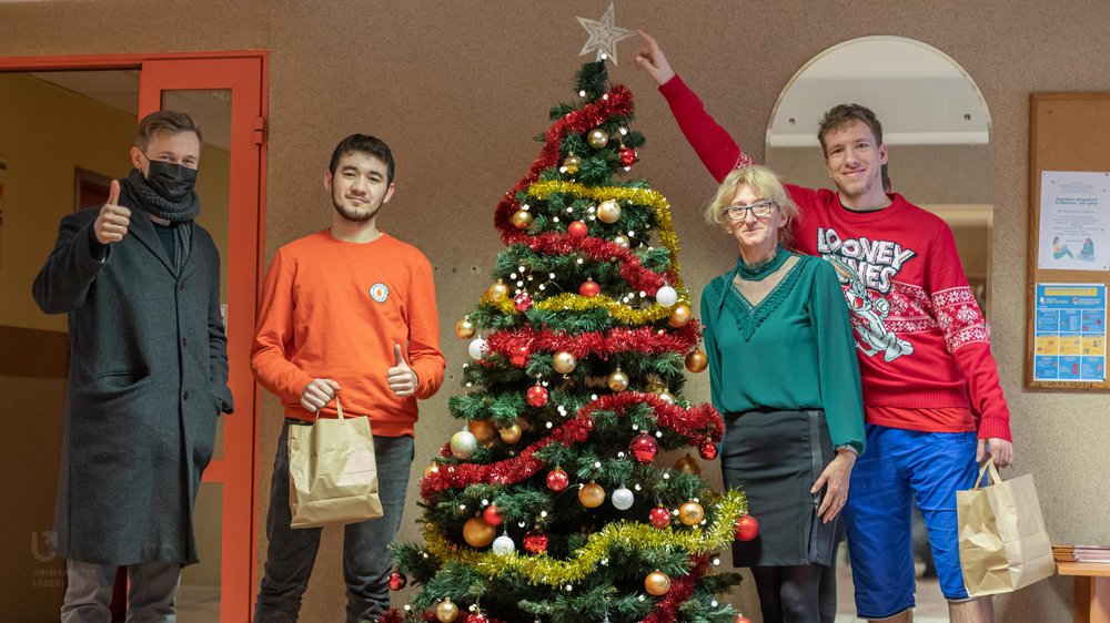 8 Dom Studenta UŁ i jedni z pierwszych studentów, którzy spróbowali wigilijnych potraw 