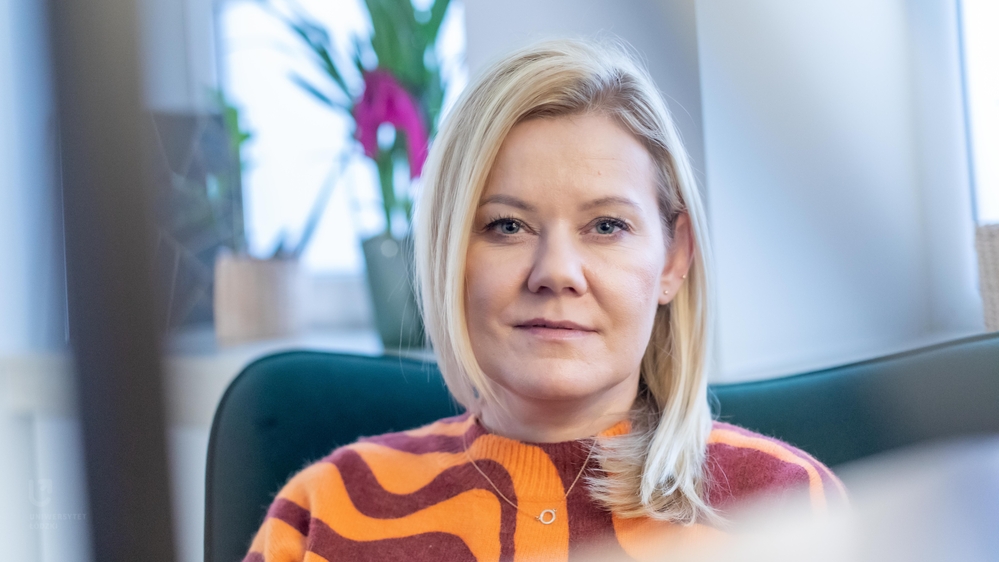 portret prof. Moniki Talarowskiej w gabinecie 