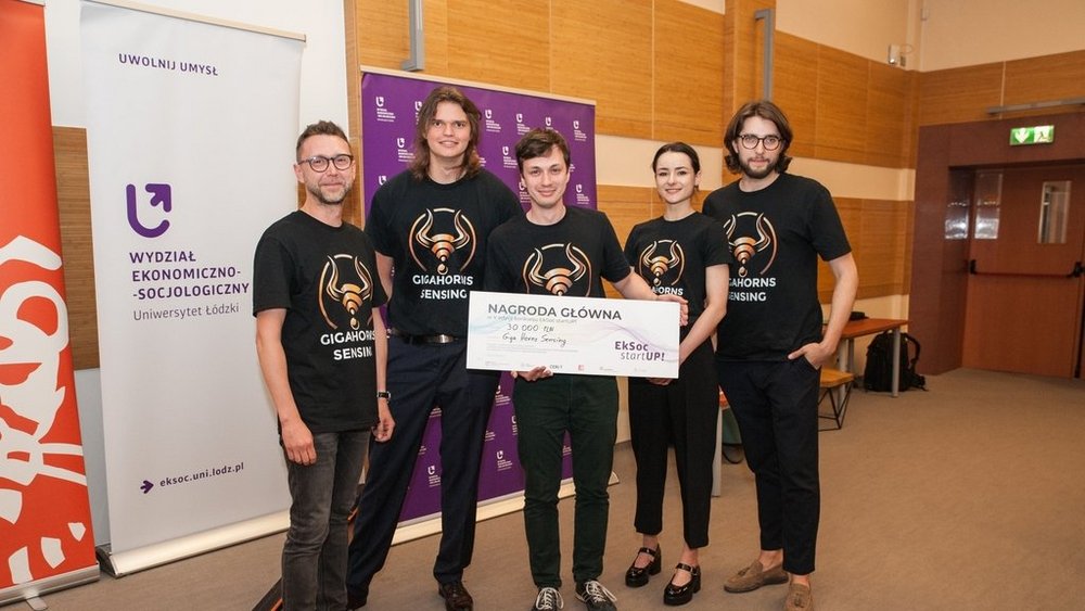 od lewej: Piotr Kałuża, Maksymilian Bartosik, Maciej Ślot, Kamila Samolej, Sebastian Górecki