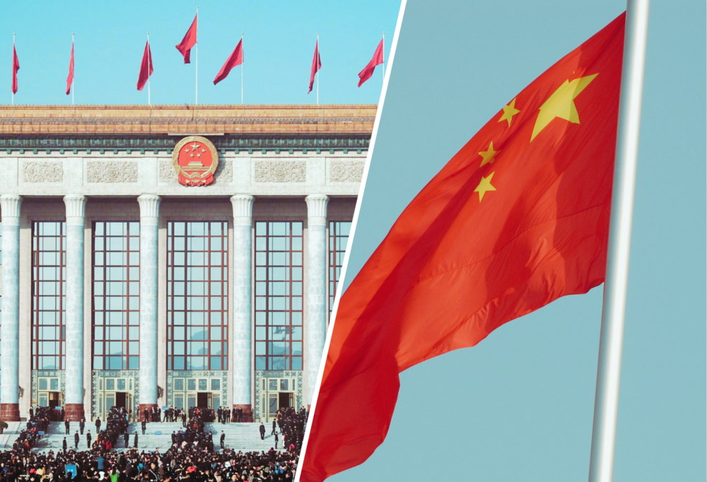 Po lewej stronie chiński budynek rządowy z flagami na dachu, po prawej stronie powiewająca na maszcie flaga ChRL na tle nieba