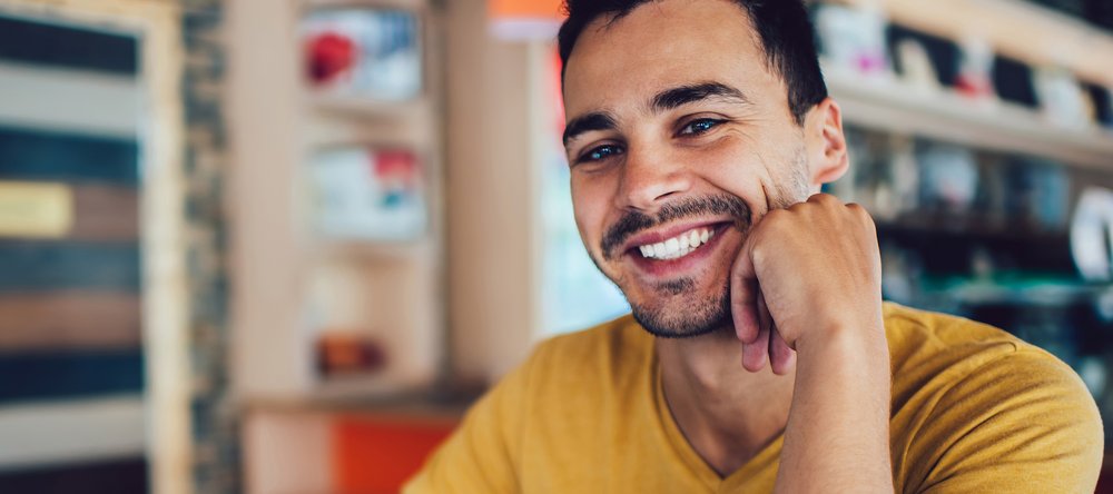 Uśmiechnięty mężczyzna w żółtej koszulce