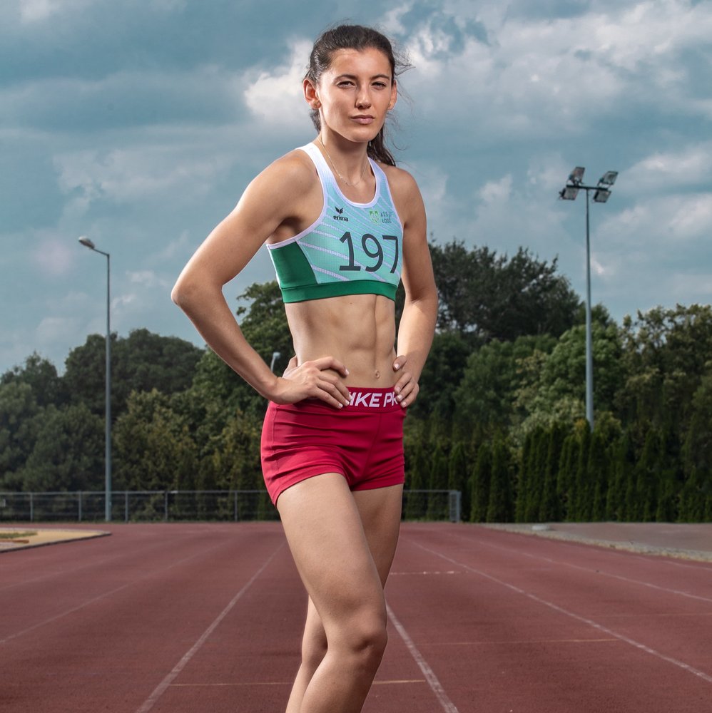 Dziewczyna w sportowym stroju na stadionie