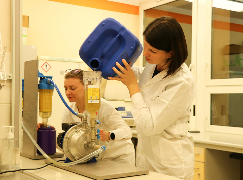 Dr Justyna Nawrocka i mgr inż. Urszula Świercz-Pietrasiak z Katedry Fizjologii i Biochemii Roślin przy prototypie samodzielnie skonstruowanego, podciśnieniowego układu przepływowego podczyszczającego odpady płynne
