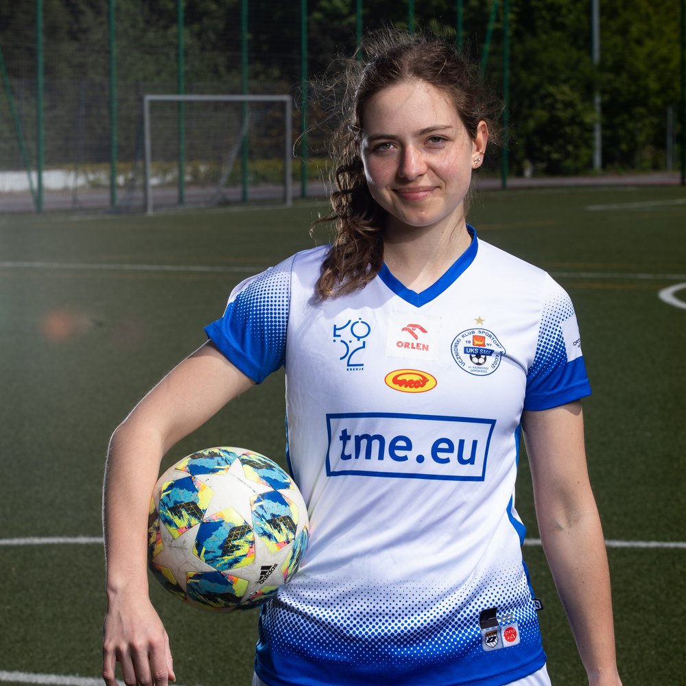 Dziewczyna w sportowym stroju z piłką