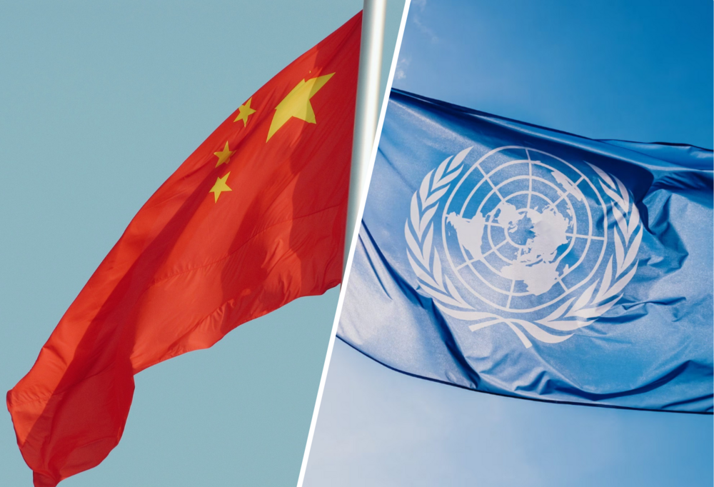 Po lewej stronie flaga Chin, a po prawej stronie flaga ONZ/On the left is the flag of China and on the right is the flag of the United Nations