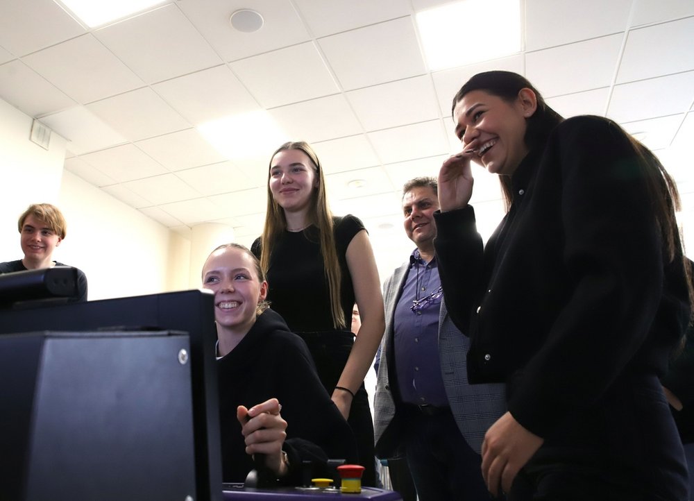 Uczestnicy na warsztacie z symulatorami