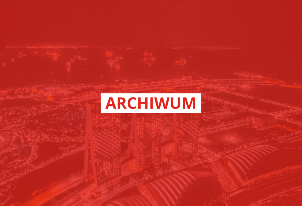 Czerwony napis "archiwum" w białej ramce na środku czerwonego tła / Red text "archiwum" in a white frame in the center of the red background