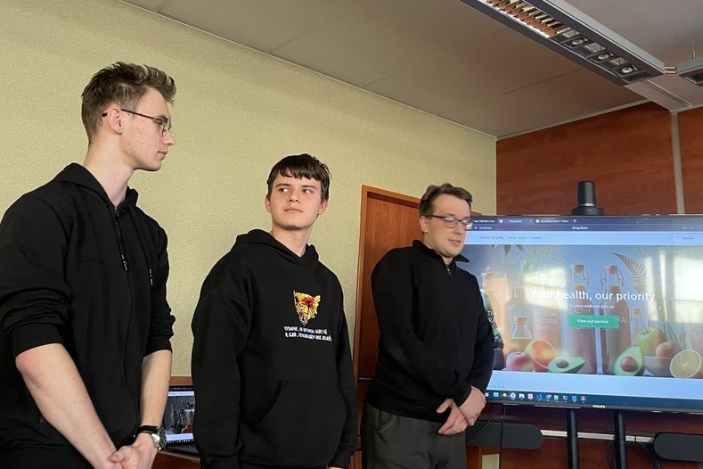 studenci prezentujący aplikacje