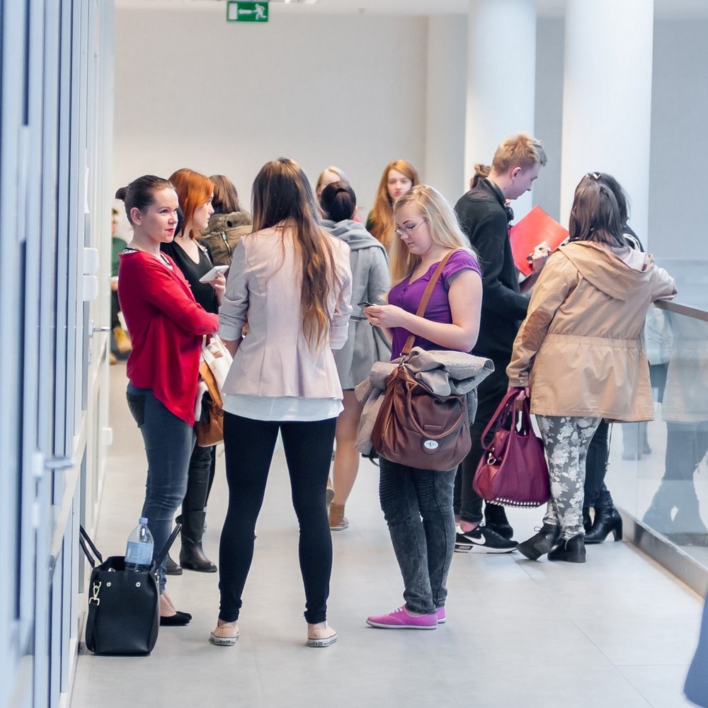 studenci na korytarzu