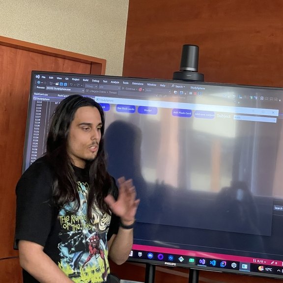 student prezentujący aplikację