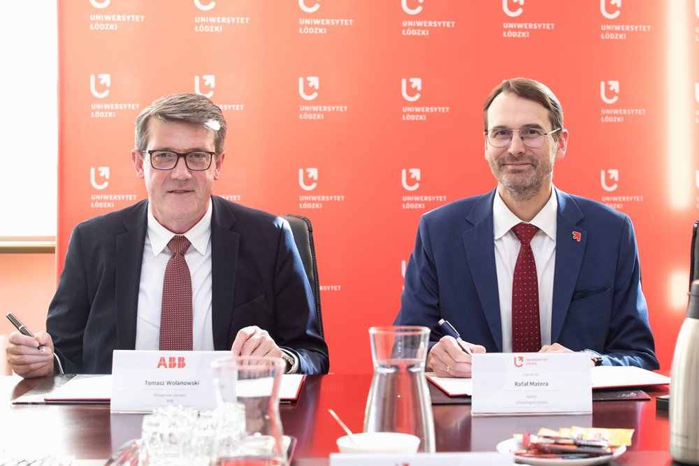 wspólne zdjęcie podczas podpisywania umowy