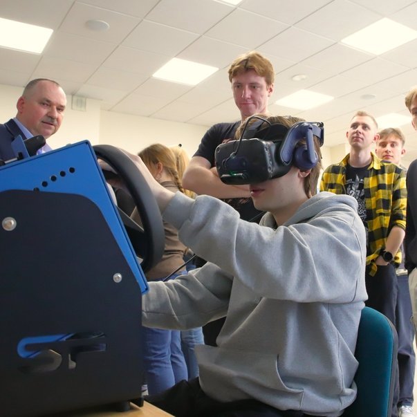 Uczestnicy na warsztacie z symulatorami