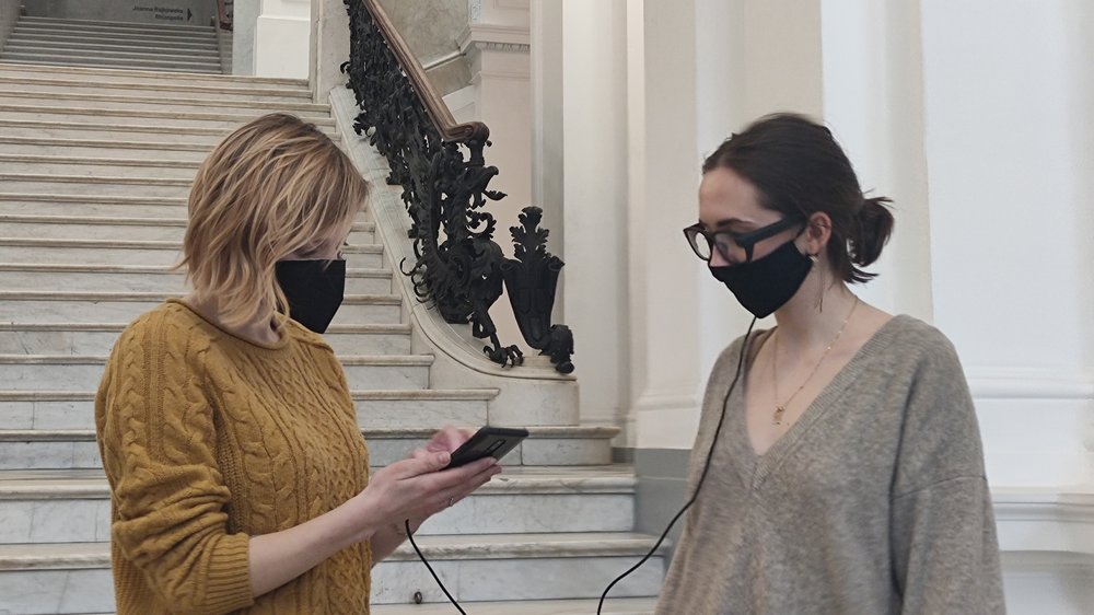 Dagna Kidoń na schodach galerii Zachęta podczas badania za pomocą trackera