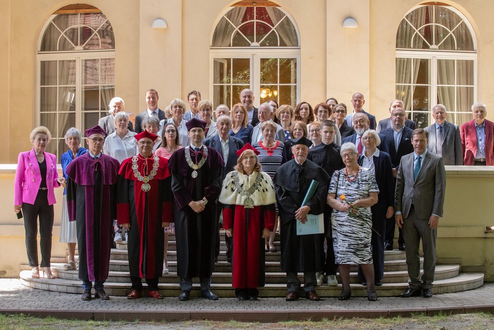 zdjęcie grupowe przed Pałacem Biedermanna z rektor UŁ