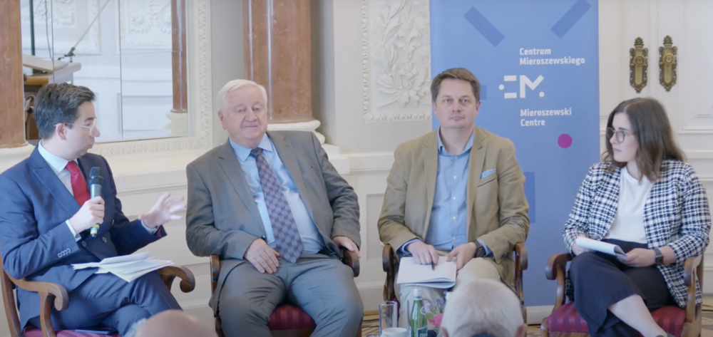 Po lewej stronie moderator debaty, natomiast po prawej dwóch uczestników oraz jedna uczestniczka panelu konferencji/On the left, the moderator of the debate, and on the right, two participants and one participant of the conference panel