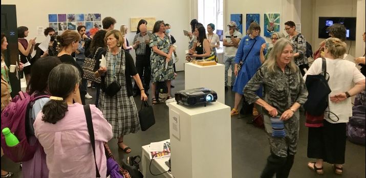 [Translate to English:] ludzie zgromadzeni na wystawie